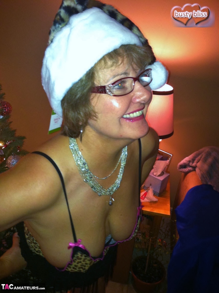 Old amateur Busty Bliss pulls out her boobs while getting naked at Christmas photo porno #422768348