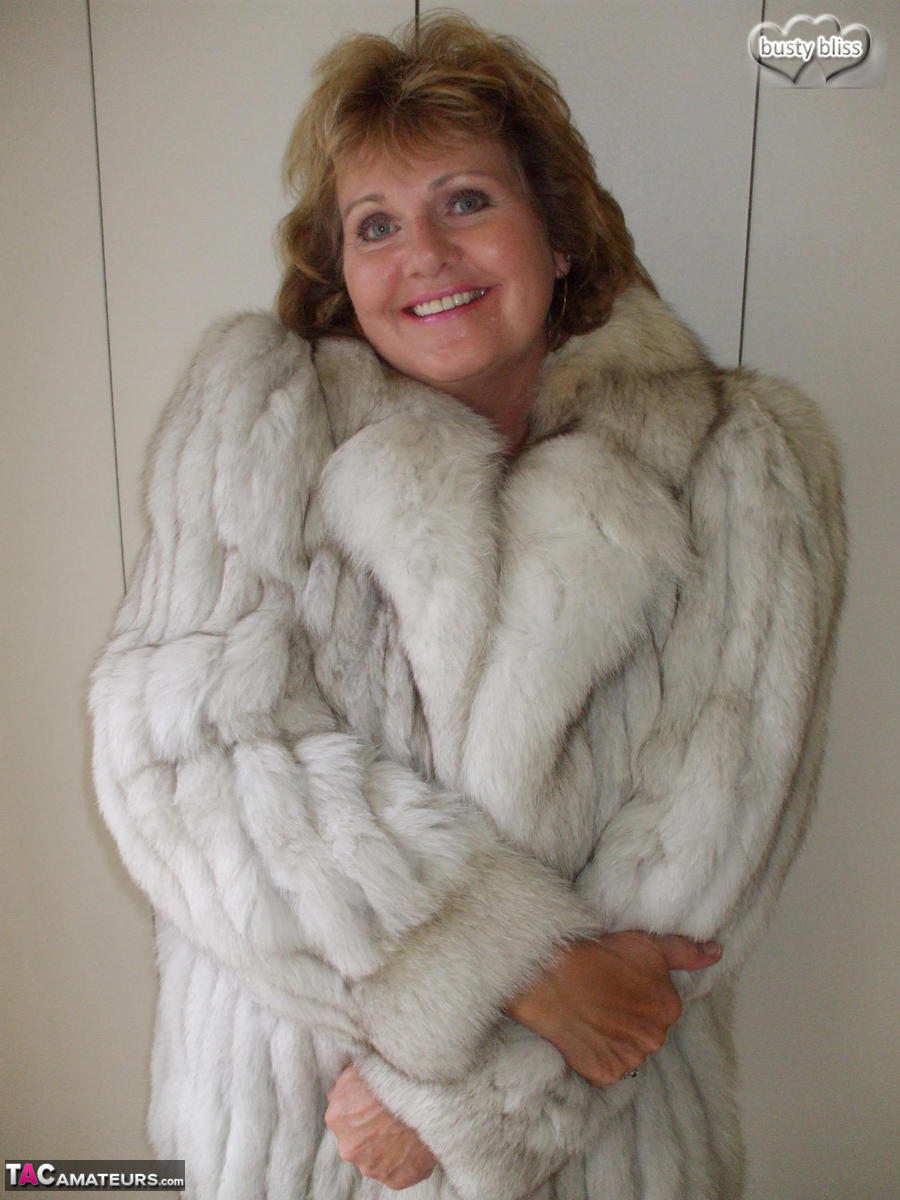 Solo granny Busty Bliss looses her tan lined tits from a fur coat foto porno #428156575