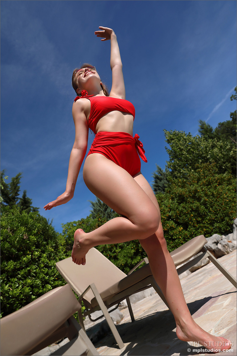Caucasian girl jumps into a swimming pool after modelling in the nude ポルノ写真 #424051489 | MPL Studios Pics, Pool, モバイルポルノ