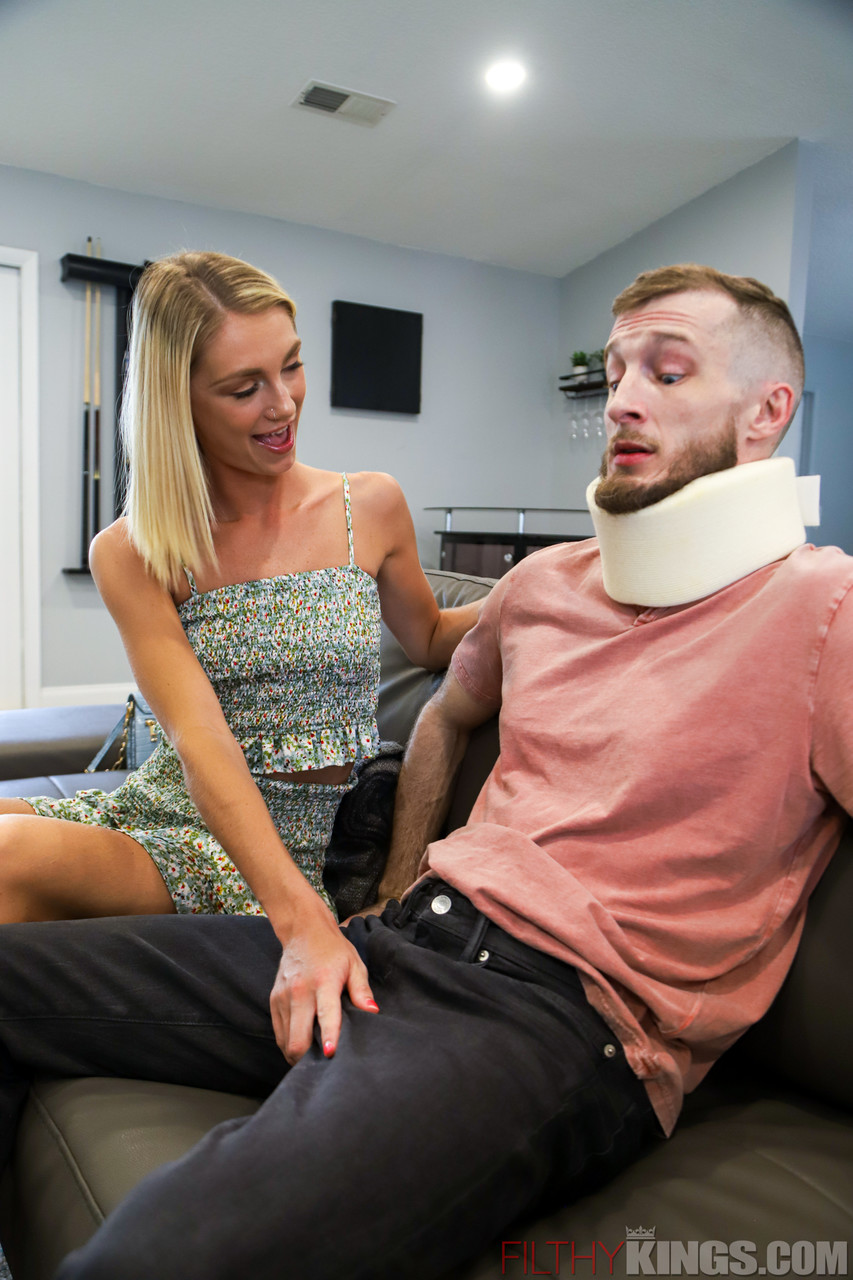 UK blonde Payton Avery seduces a man while he's wearing a neck brace 포르노 사진 #423106591