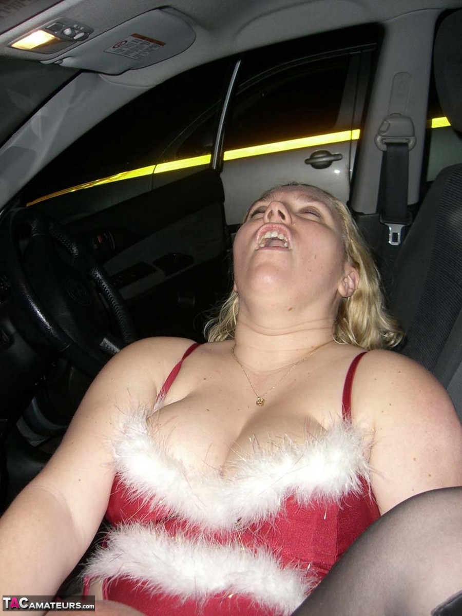 Mature blonde Barby sucks off a cock in a car while wearing Xmas lingerie 色情照片 #422704730