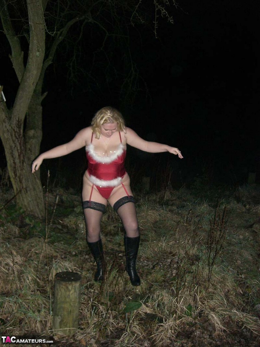 Mature blonde Barby sucks off a cock in a car while wearing Xmas lingerie foto porno #422704839 | TAC Amateurs Pics, Barby, Cosplay, porno ponsel