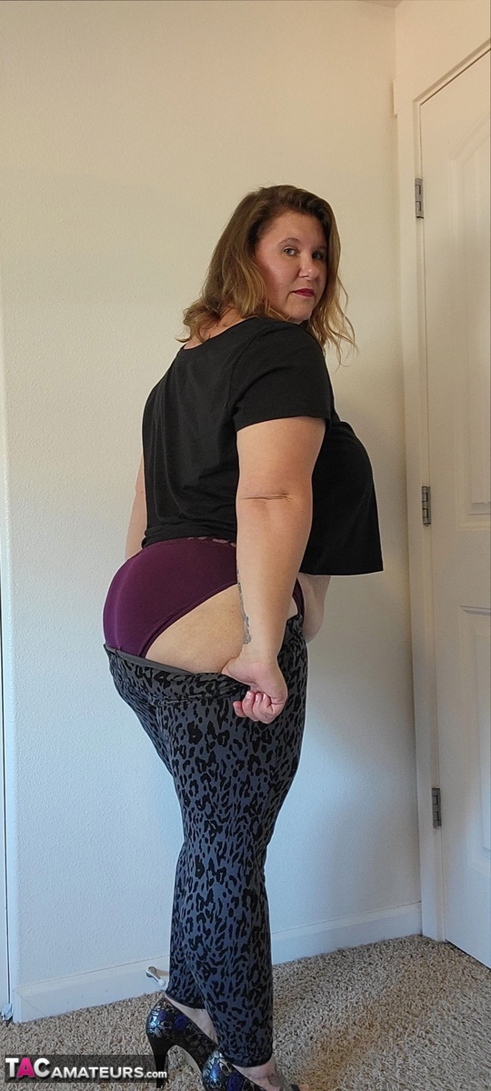 Obese amateur Busty Kris Ann strips down to her high-heeled shoes porno fotoğrafı #422686452