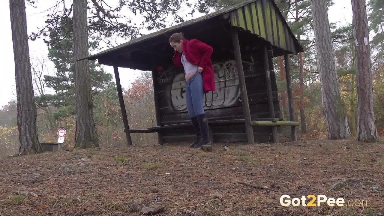 Caucasian girl Lora takes a piss near a warming shack in the woods foto pornográfica #426921492
