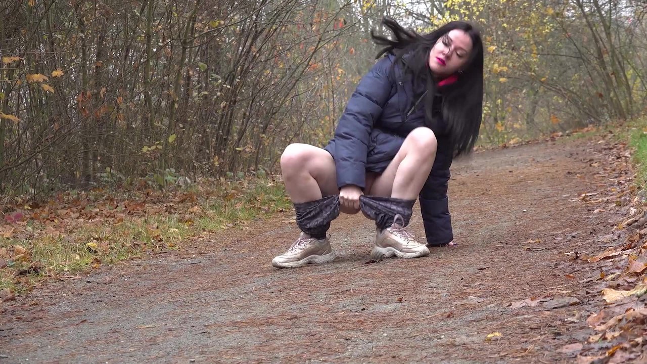 Brunette chick Helen takes a piss on a gravel path during a walk in the woods 色情照片 #428869337