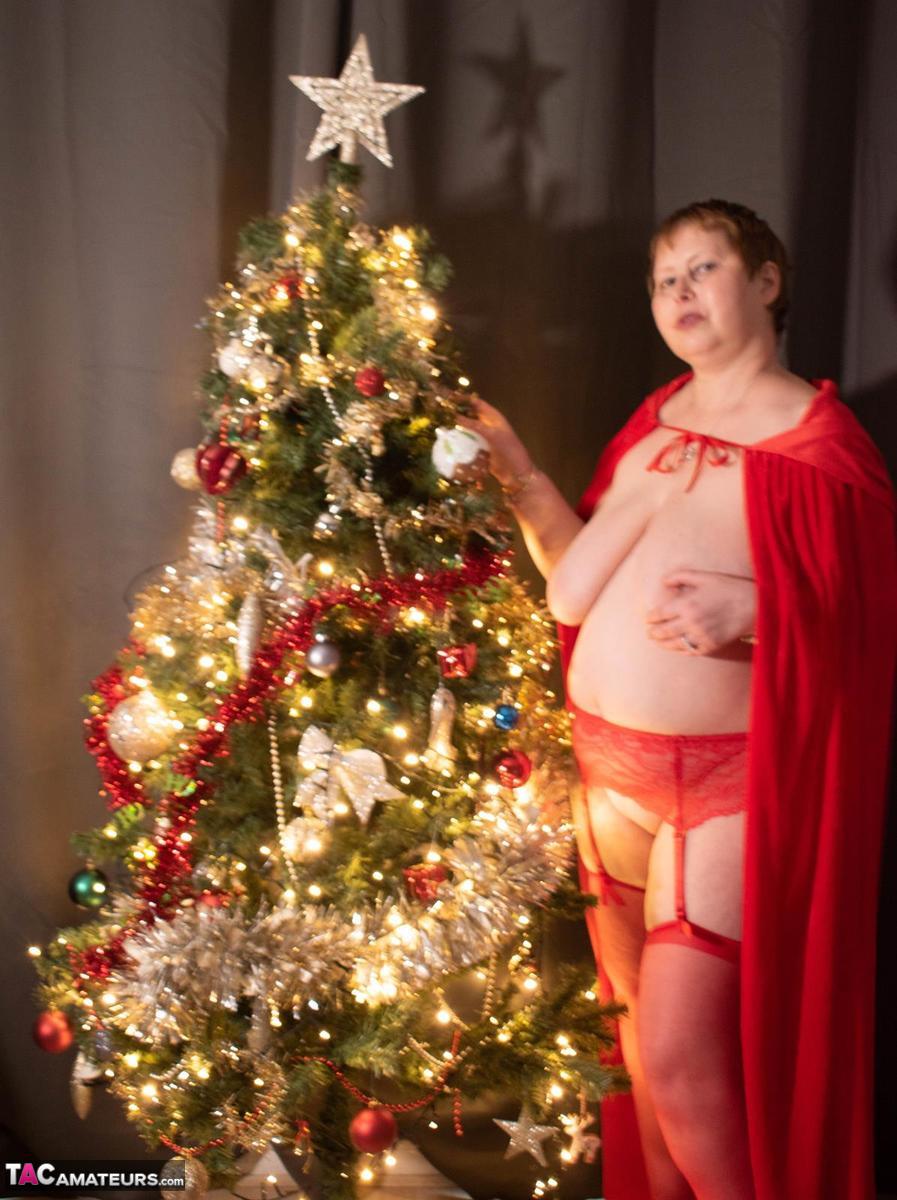 Mature BBW Posh Sophia hangs Christmas ornaments from her saggy tits foto porno #424471593