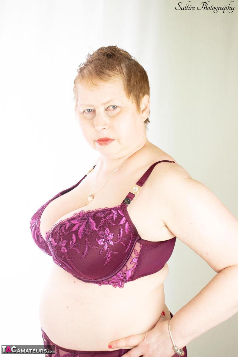 Older plumper Posh Sophia looses her large boobs from a brassiere порно фото #426418976