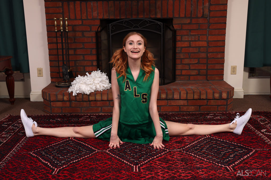 Young redheaded cheerleader Scarlet Skies gets naked for Kegel exercises foto porno #422776263