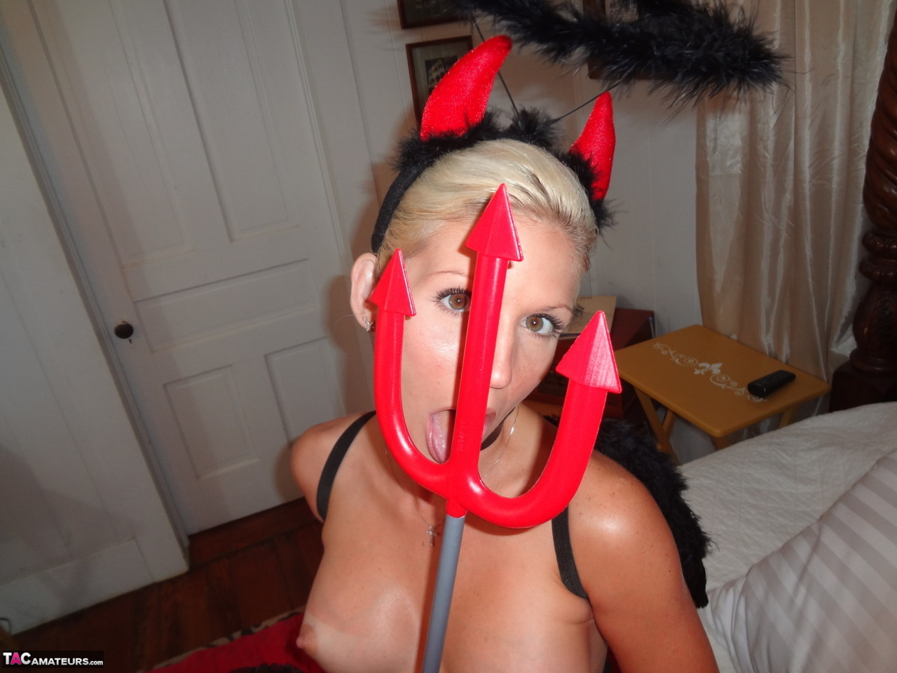 Blonde amateur Jolene Devil uncovers her boobs while wearing cosplay attire foto porno #423079723