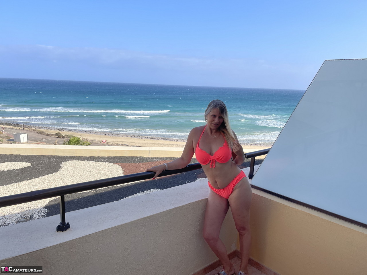 Middle-aged blonde Sweet Susi strips naked on a condo balcony foto porno #424634955