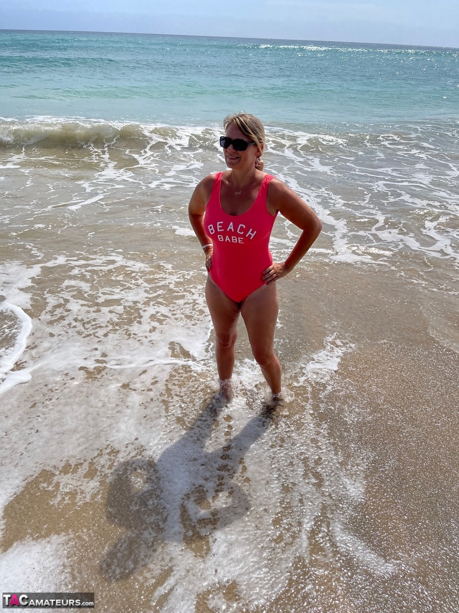 Middle-aged blonde Sweet Susi gets totally naked on a sandy beach Porno-Foto #424472401 | TAC Amateurs Pics, Sweet Susi, Beach, Mobiler Porno