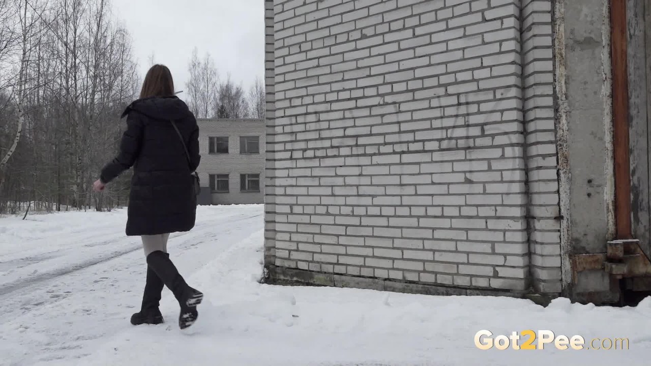 Caucasian girl Valya takes a piss in the snow after ducking behind a building ポルノ写真 #427303558 | Got 2 Pee Pics, Valya, Pissing, モバイルポルノ
