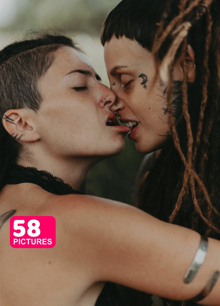 Body modifiers Em Valkyriz & Falloz move in close during lesbian play foto porno #425819162