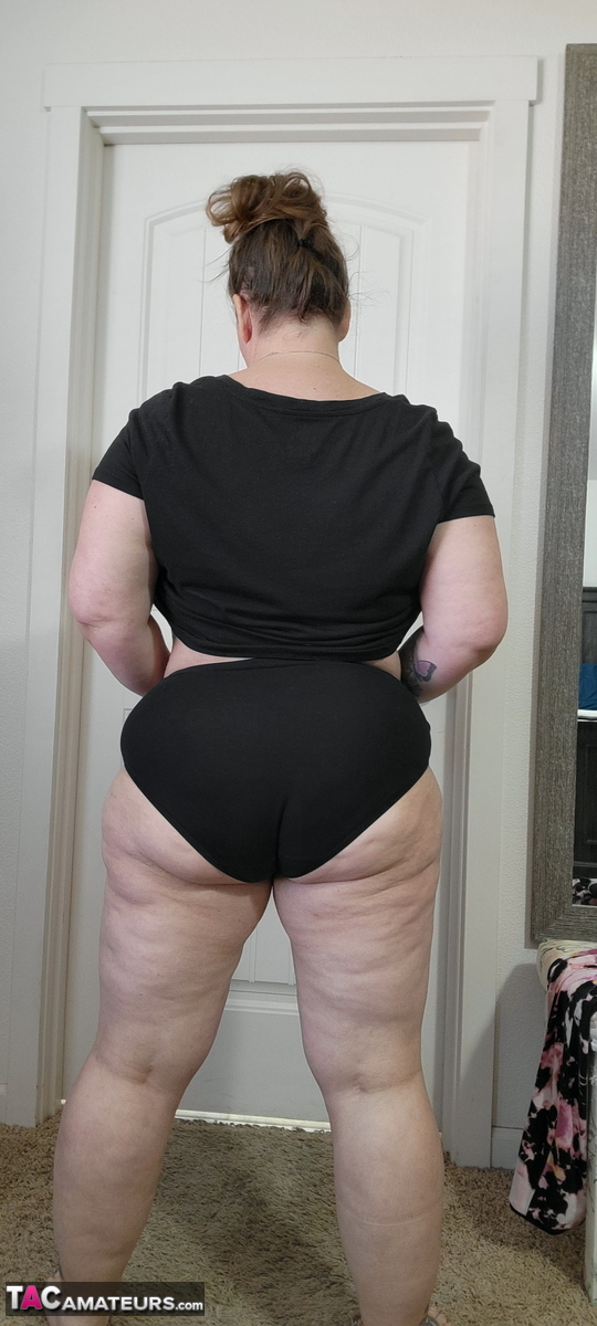Fat amateur Busty Kris Ann strips completely naked on carpeted flooring porno fotoğrafı #422754446