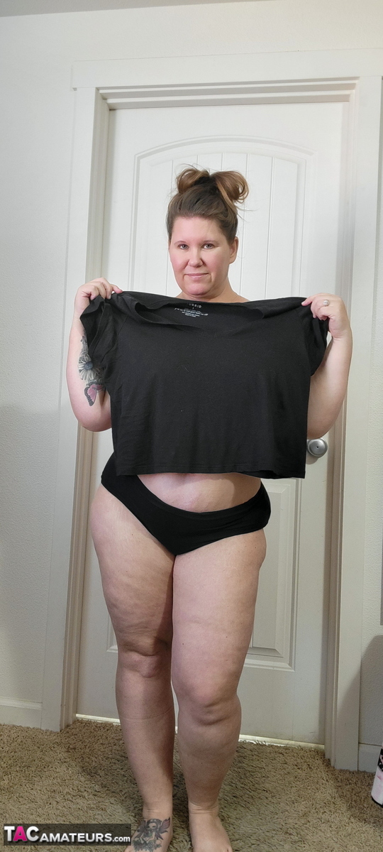 Fat amateur Busty Kris Ann strips completely naked on carpeted flooring porno fotoğrafı #422754450