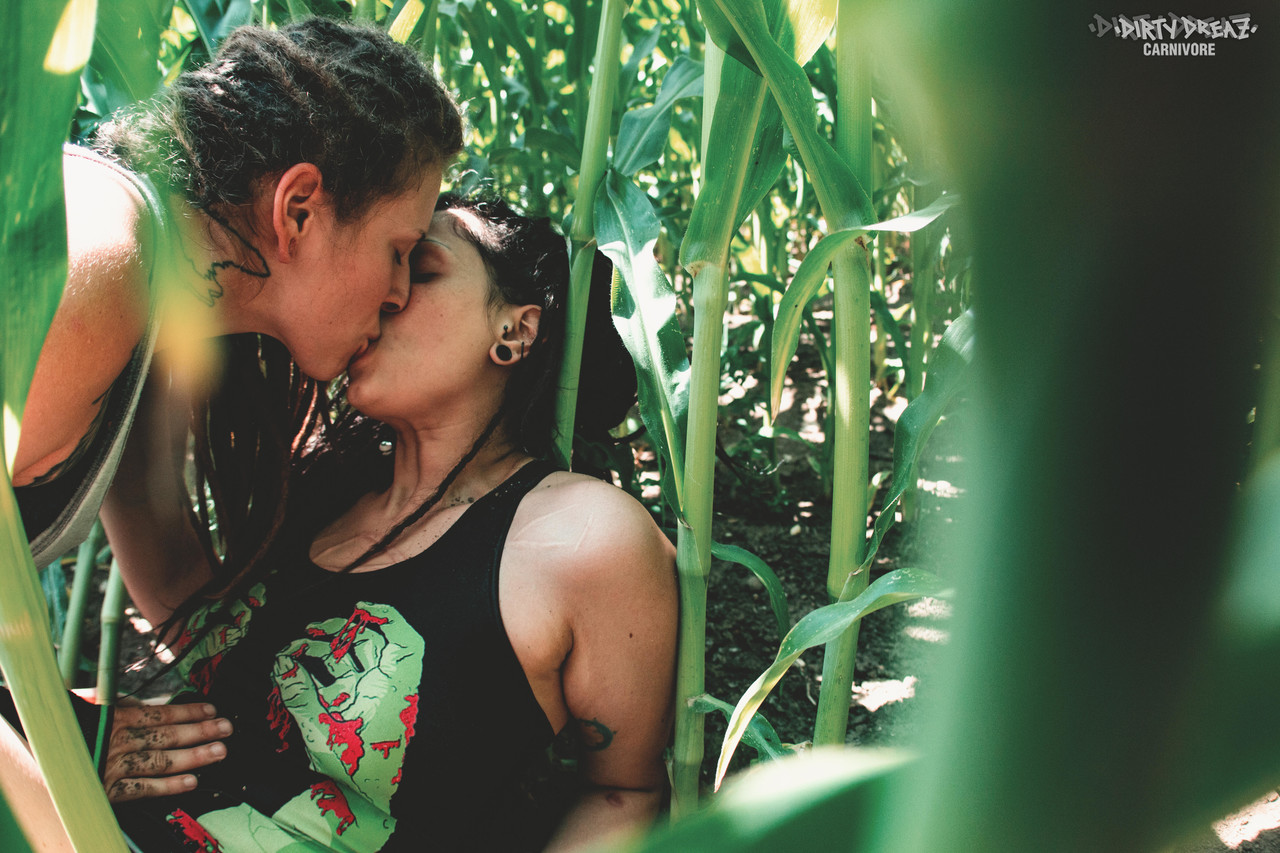 Body modifiers Space Kitty and Lockz have lesbian sex in a cornfield порно фото #428751157