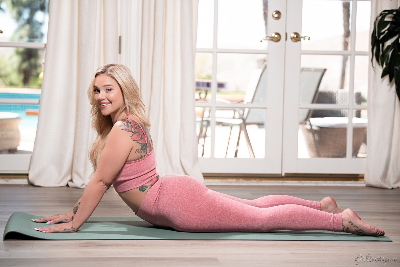 Three big bottomed females do yoga in their workout clothes porno fotoğrafı #425421516