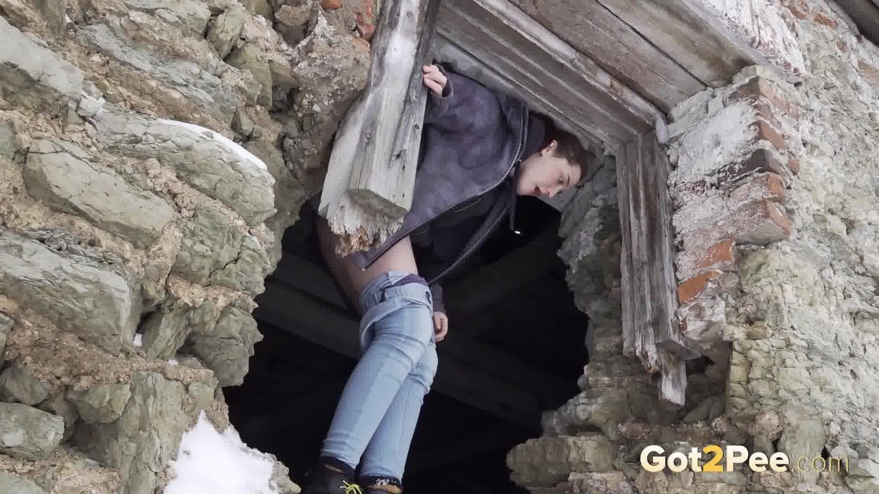 Hottie pees through a hole in a wall outside ポルノ写真 #428754879