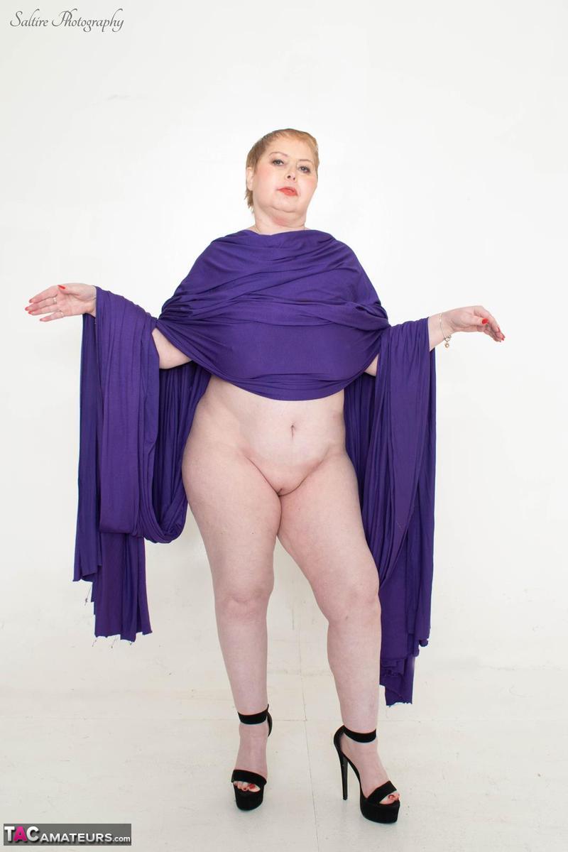 Fat amateur Posh Sophia & her nude girlfriend get wrapped in a swath of fabric porno fotoğrafı #428824401