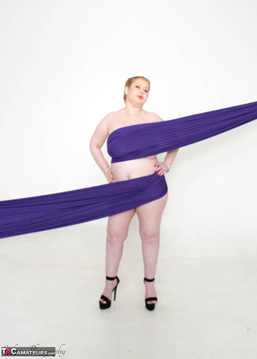 Fat amateur Posh Sophia & her nude girlfriend get wrapped in a swath of fabric ポルノ写真 #428824407