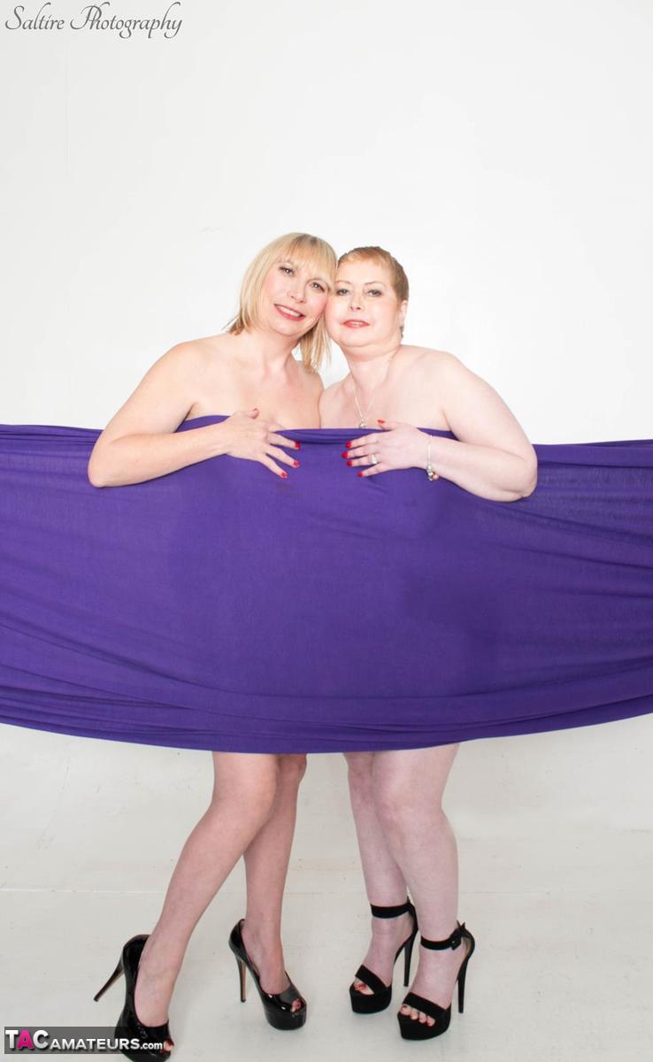 Fat amateur Posh Sophia & her nude girlfriend get wrapped in a swath of fabric 色情照片 #428824411 | TAC Amateurs Pics, Posh Sophia, BBW, 手机色情