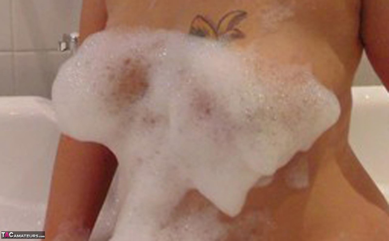 Mature plumper Sara Banks sports dyed hair while taking a bubble bath foto porno #426841891