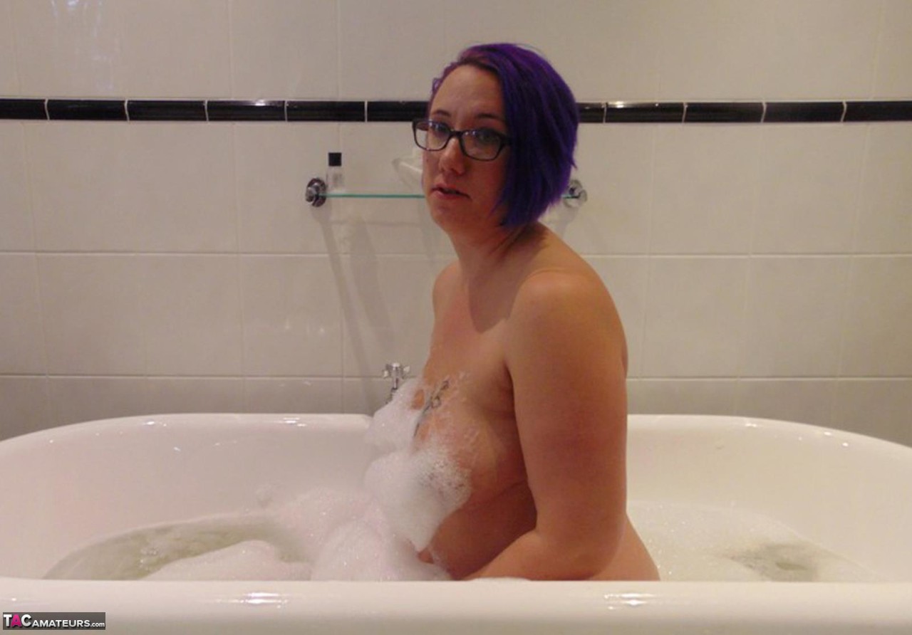 Mature plumper Sara Banks sports dyed hair while taking a bubble bath porn photo #426841897