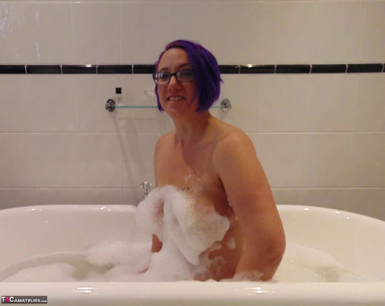 Mature plumper Sara Banks sports dyed hair while taking a bubble bath porno foto #426841899