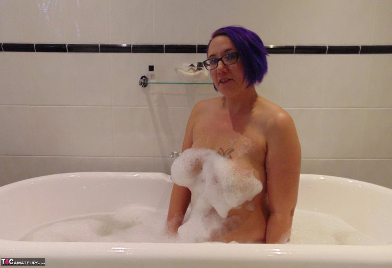 Mature plumper Sara Banks sports dyed hair while taking a bubble bath photo porno #426841901