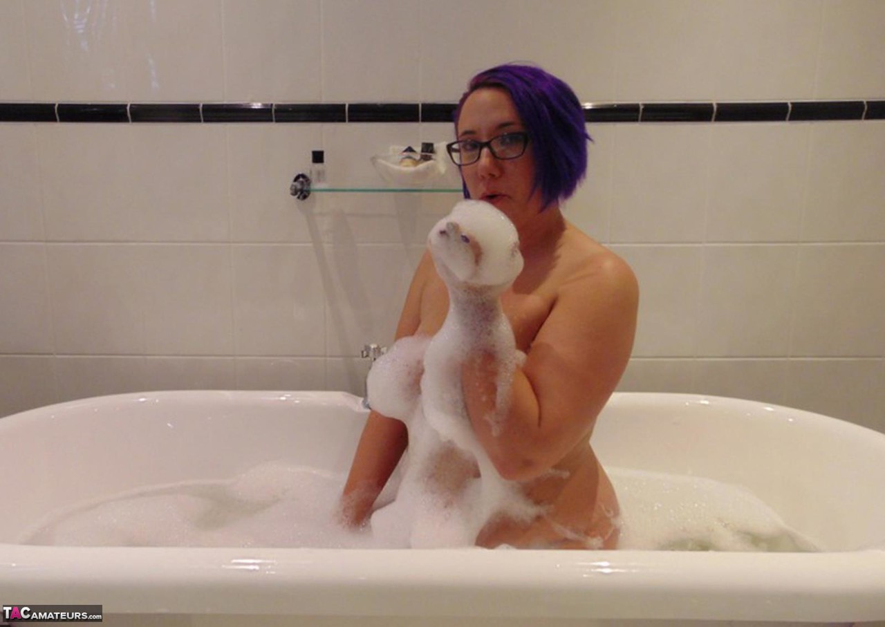 Mature plumper Sara Banks sports dyed hair while taking a bubble bath 포르노 사진 #426841903