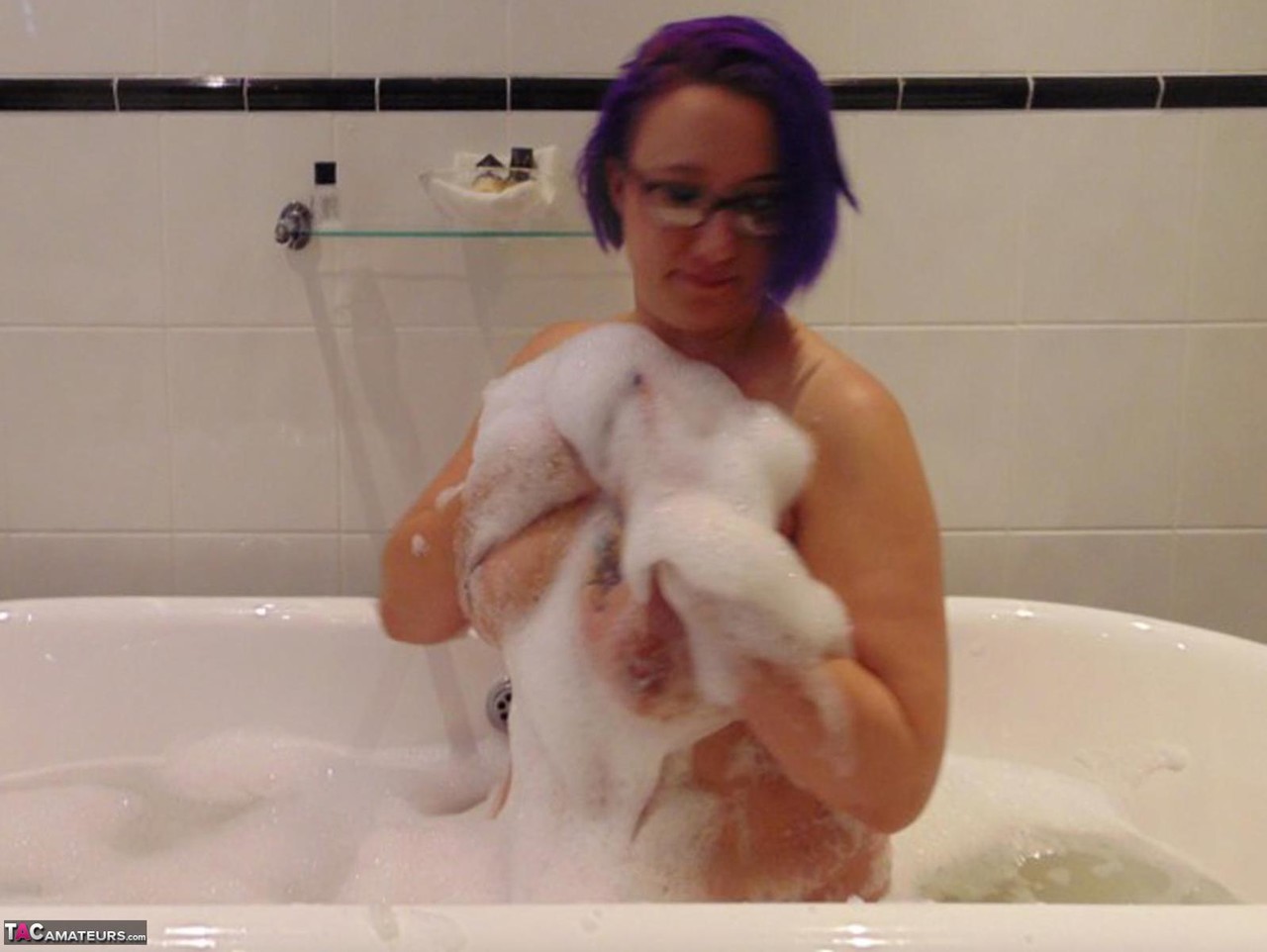 Mature plumper Sara Banks sports dyed hair while taking a bubble bath foto pornográfica #426841908