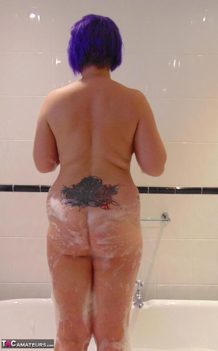 Mature plumper Sara Banks sports dyed hair while taking a bubble bath photo porno #426841913