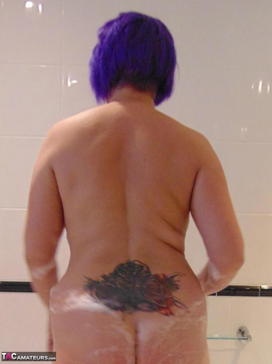 Mature plumper Sara Banks sports dyed hair while taking a bubble bath 포르노 사진 #426841915