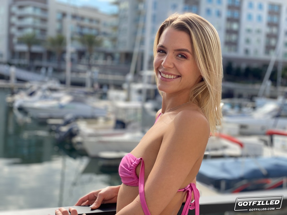 Blond amateur Evelyn Payne models a bikini at a marina before hardcore POV sex 色情照片 #423038954