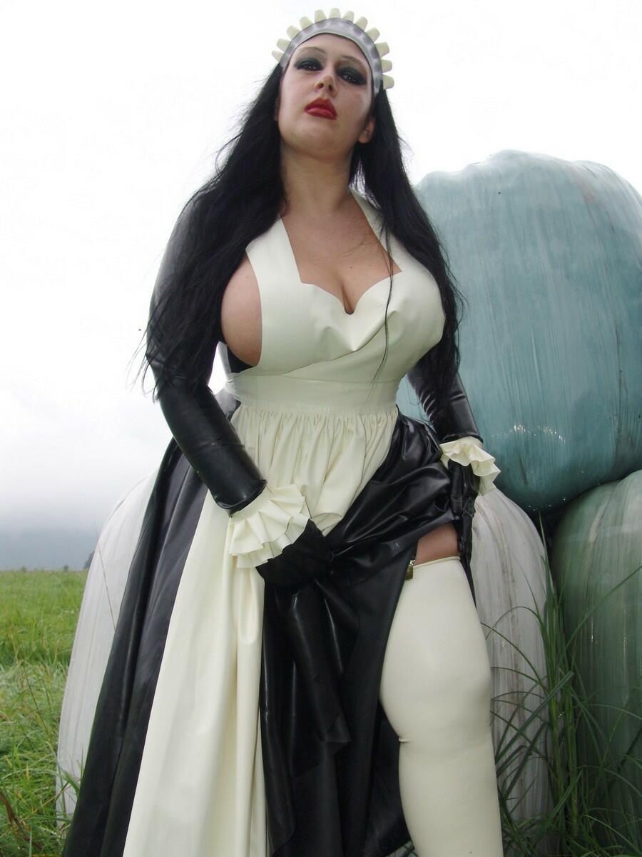 Goth woman Lady Angelina does her laundry outdoors in a tub in latex clothing foto porno #422510296