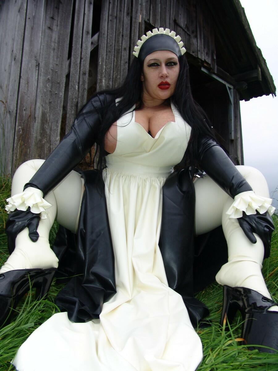 Goth woman Lady Angelina does her laundry outdoors in a tub in latex clothing porno foto #422510669