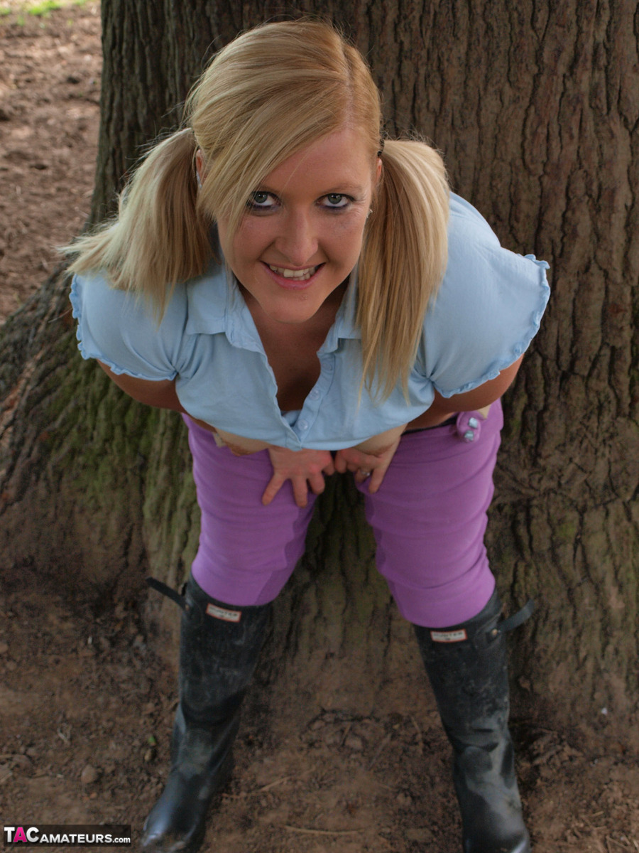 Blonde amateur Samantha gives a POV blowjob on her knees under a tree zdjęcie porno #428007694