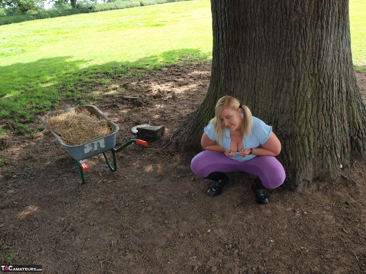 Blonde amateur Samantha gives a POV blowjob on her knees under a tree zdjęcie porno #426909727