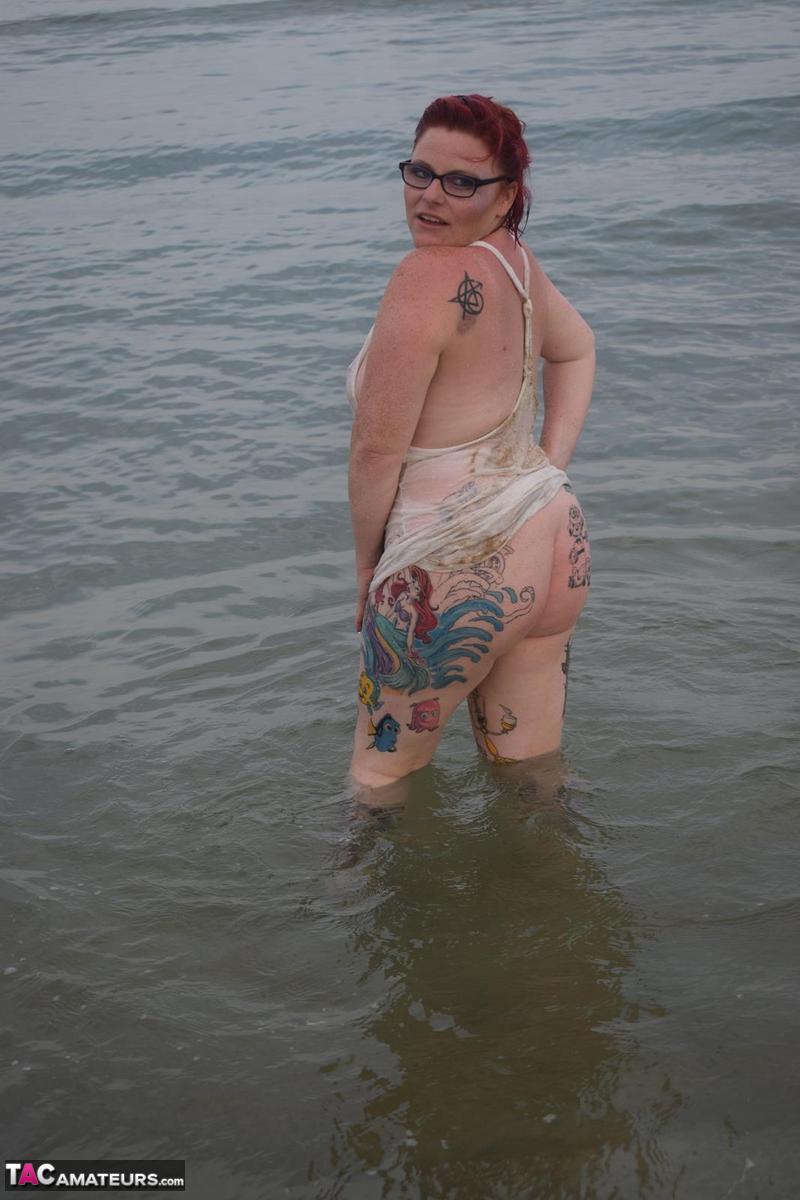 Mature redhead Mollie Foxxx wets her tattooed body in the ocean foto porno #428338783