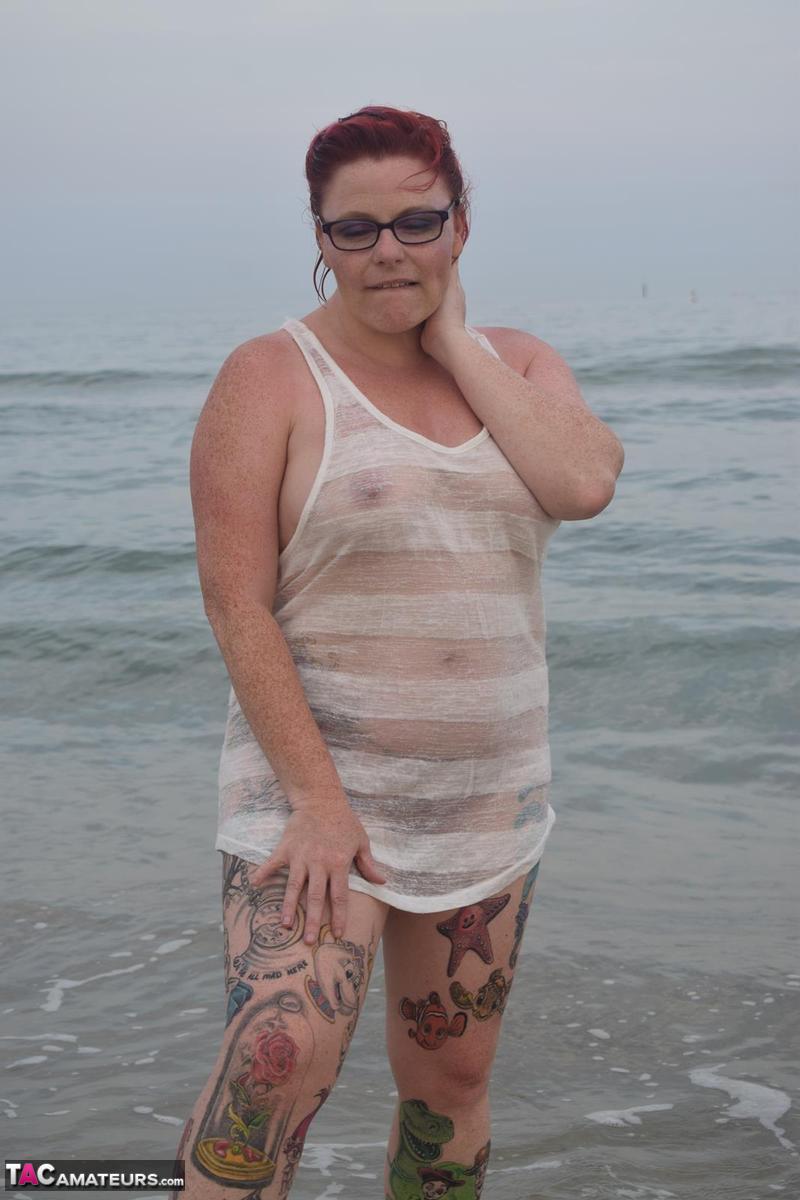 Mature redhead Mollie Foxxx wets her tattooed body in the ocean Porno-Foto #428338787