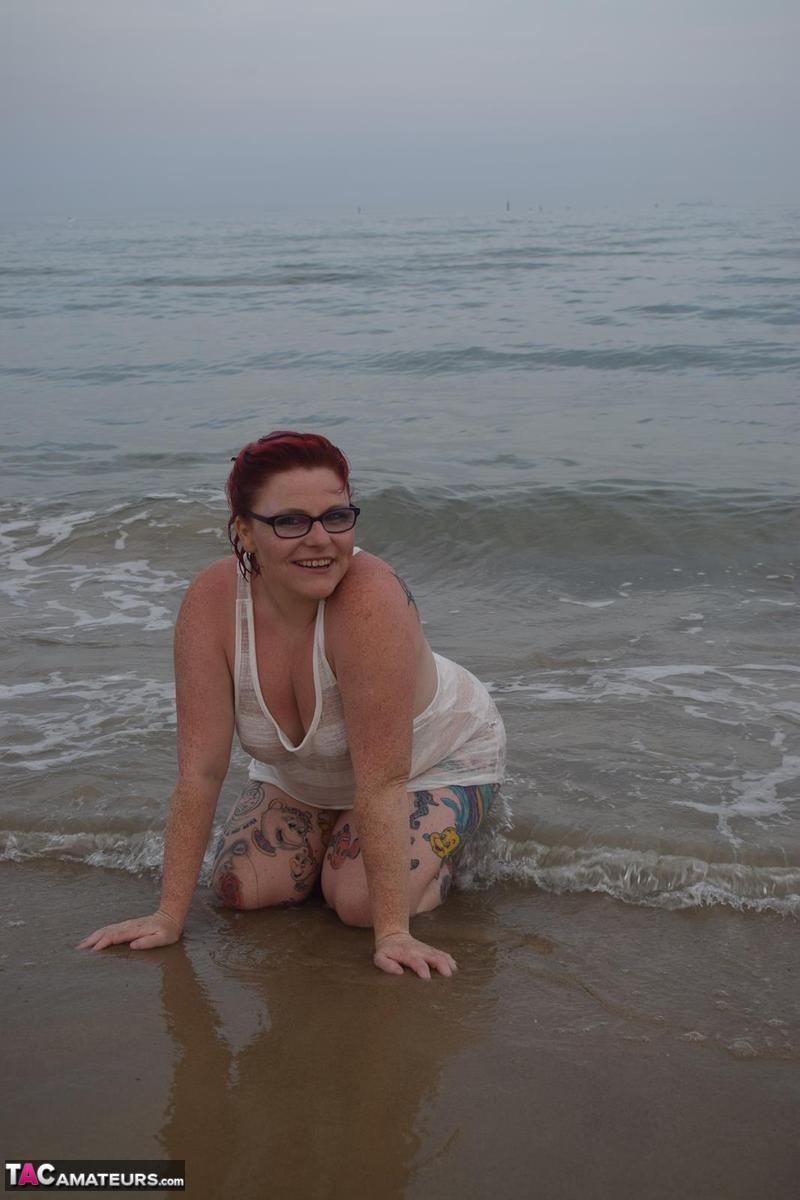 Mature redhead Mollie Foxxx wets her tattooed body in the ocean порно фото #428338791