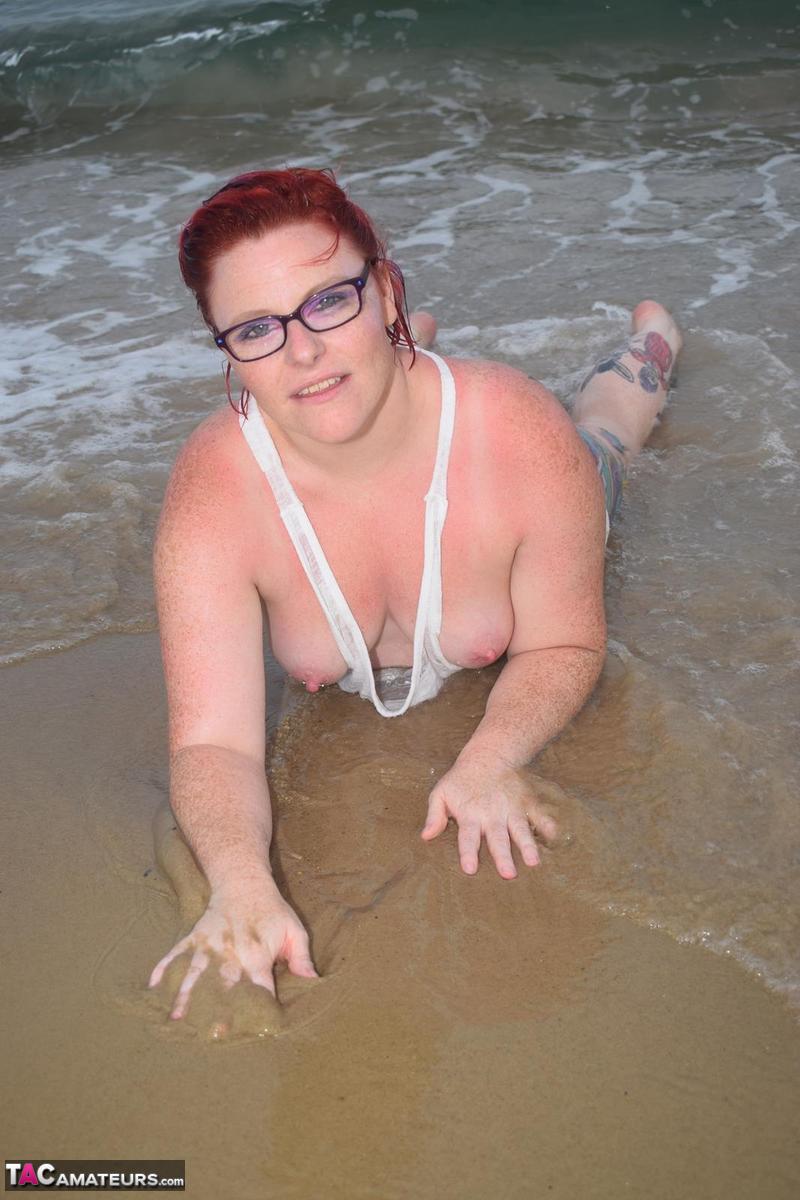 Mature redhead Mollie Foxxx wets her tattooed body in the ocean Porno-Foto #428338792