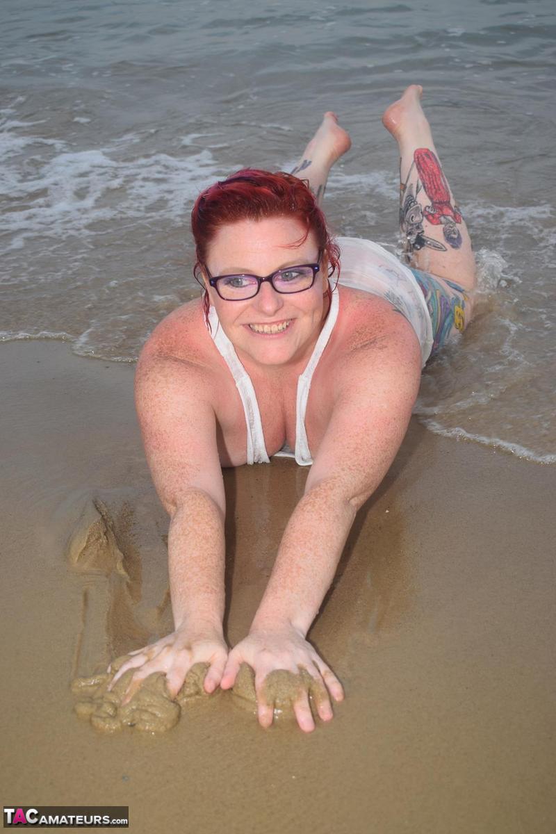 Mature redhead Mollie Foxxx wets her tattooed body in the ocean Porno-Foto #428338793