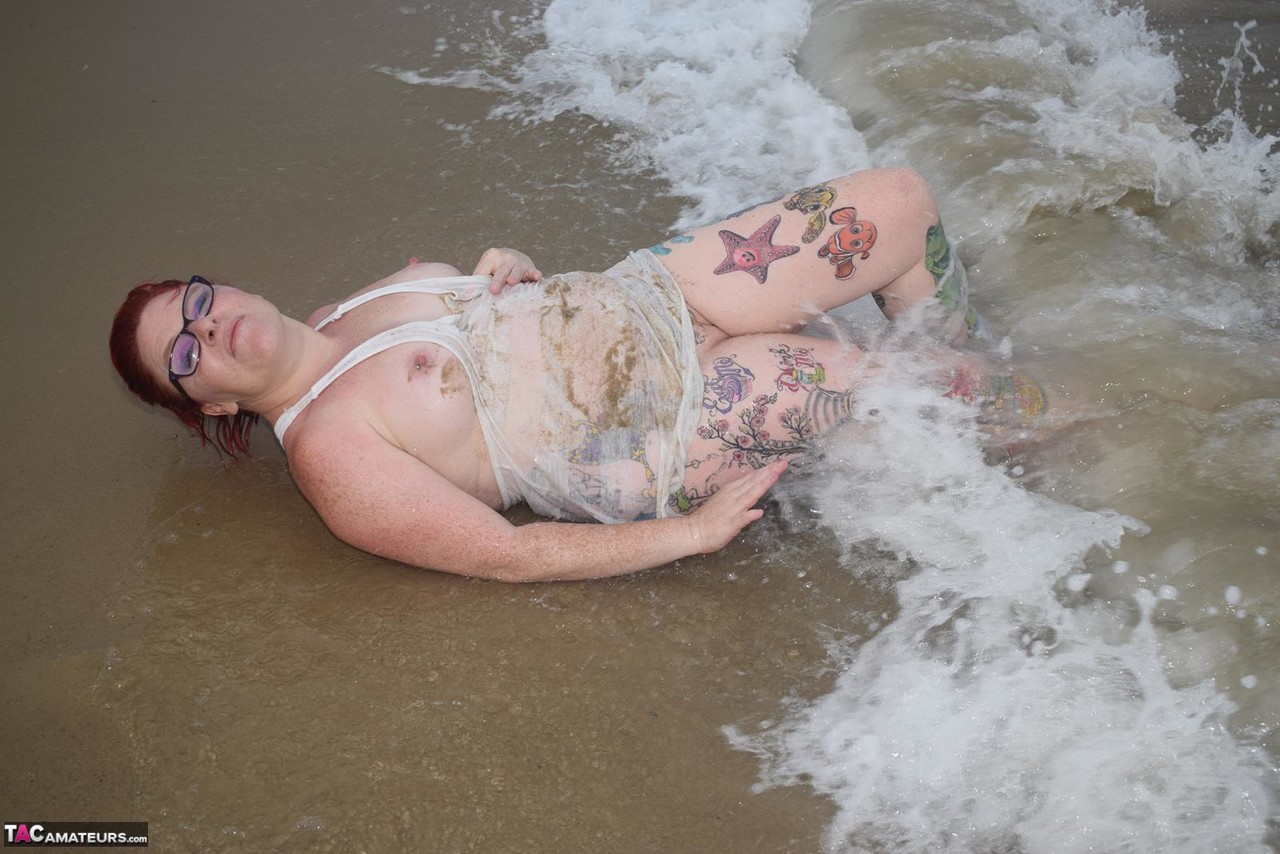 Mature redhead Mollie Foxxx wets her tattooed body in the ocean porno fotoğrafı #428338795