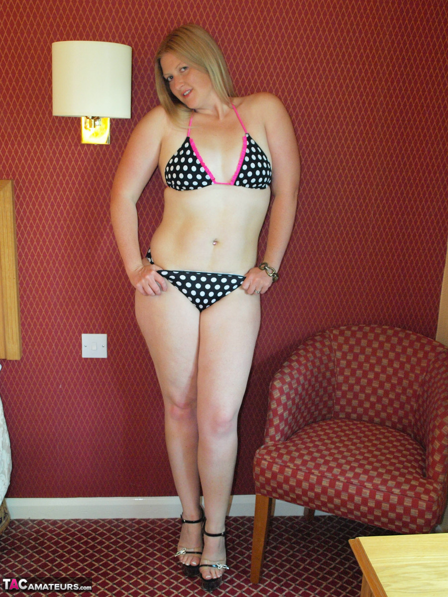 Amateur girl Samantha takes off a polkadot bikini to stand naked in heels foto porno #426856778