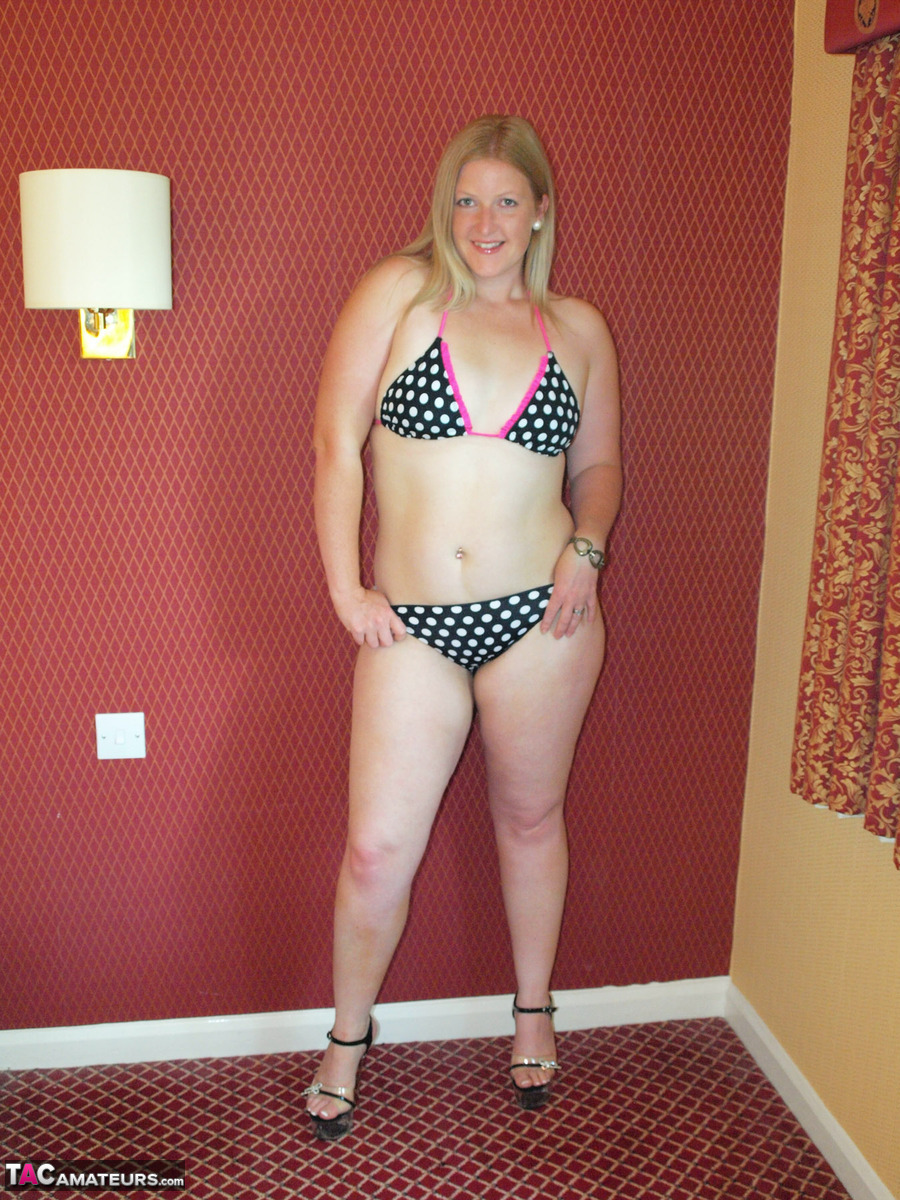Amateur girl Samantha takes off a polkadot bikini to stand naked in heels Porno-Foto #426856784