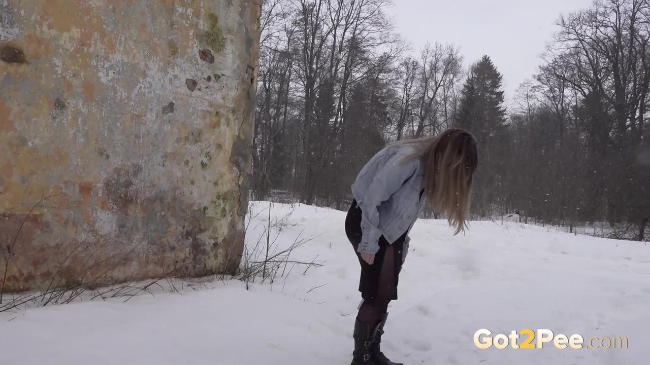 Sexy babe relieves herself squatting in the snow порно фото #428576495