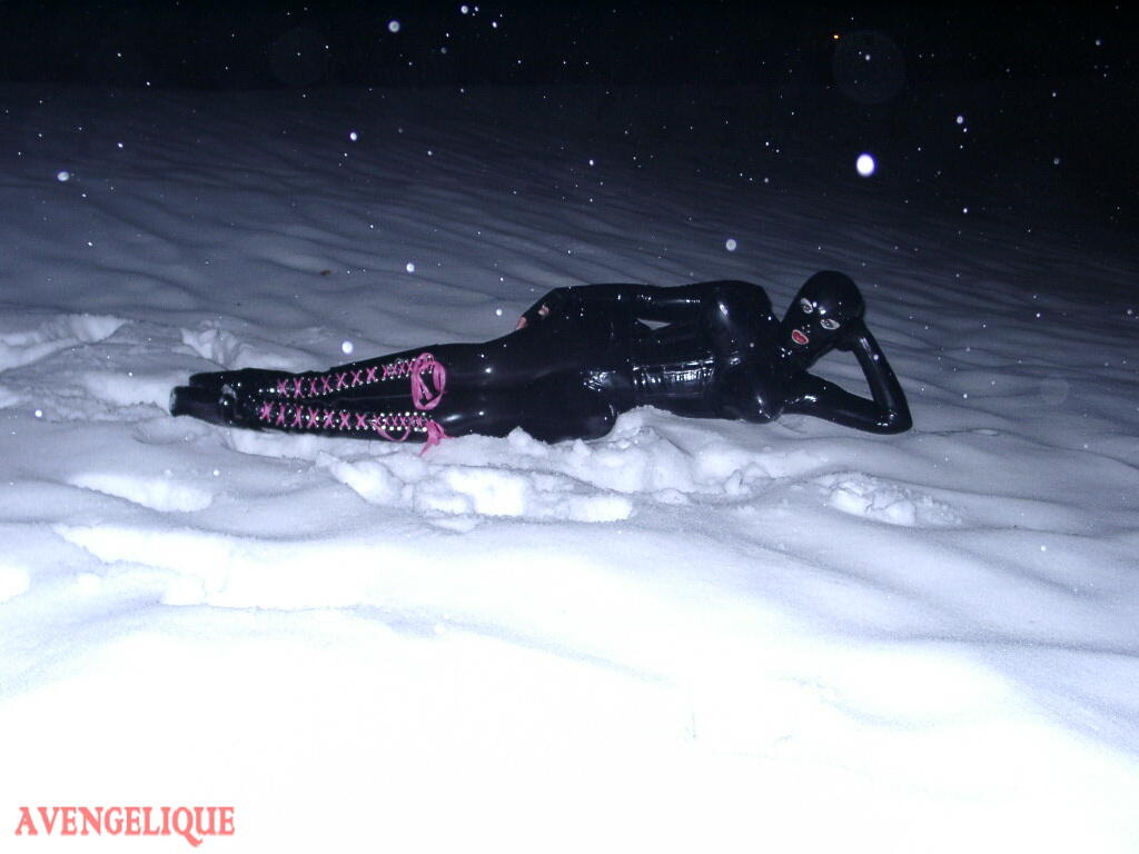 Rubber Tits Snow AngelLatex,Outdoors porno fotky #427983657