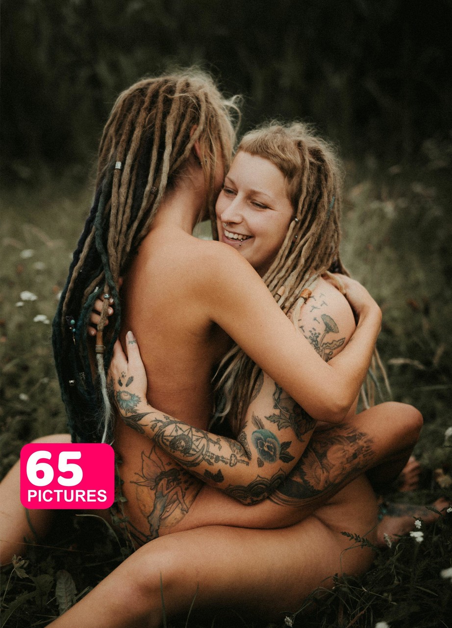 PHOTOSET blond dreadgirls having fun during photoshootErotic foto porno #424443950