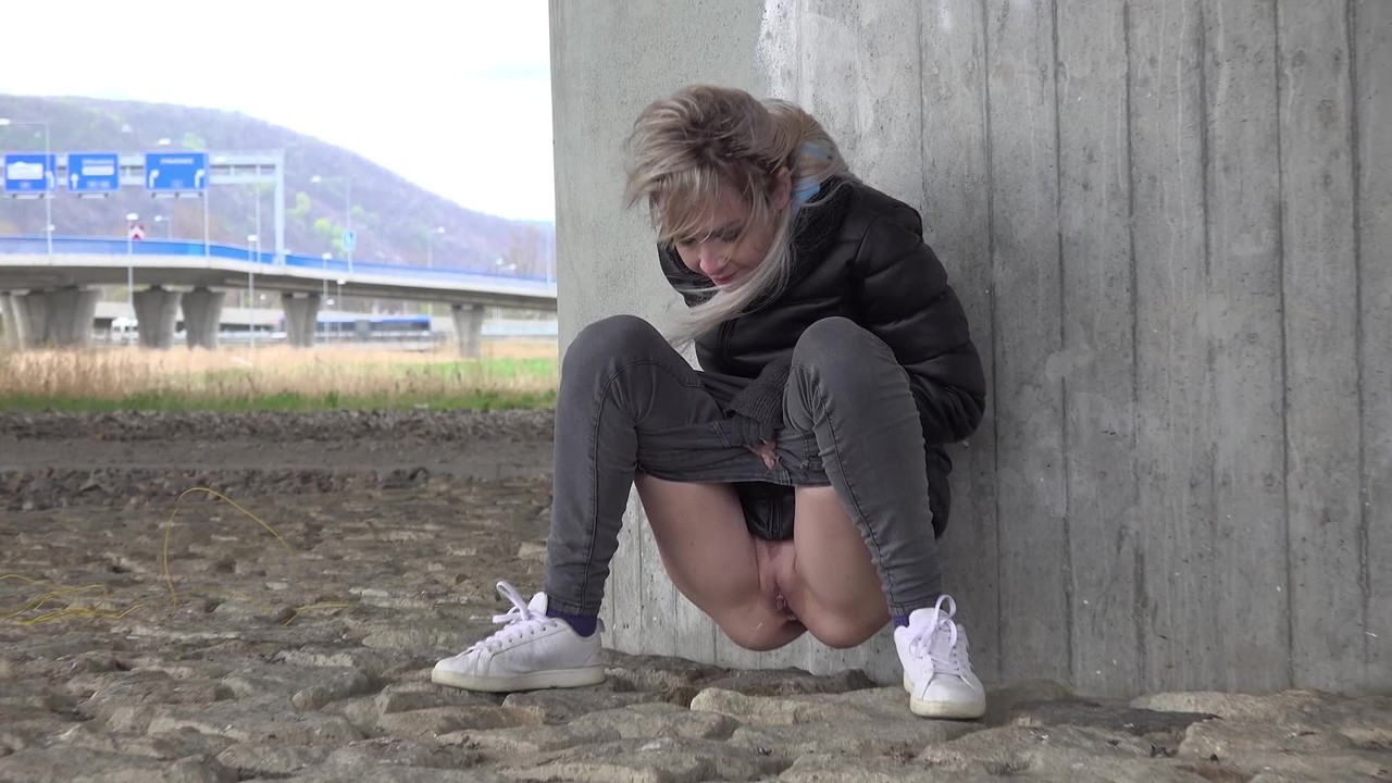 Short taken blonde squats for a piss underneath an overpass on a chilly day foto porno #428766790